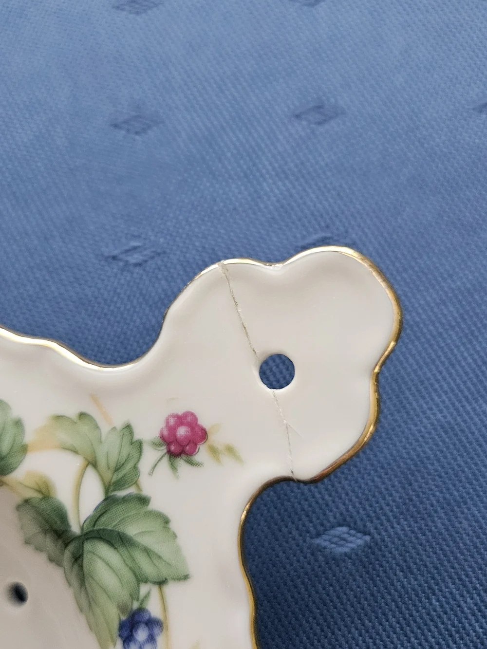 Porcelain Berry-Leaf Tea Strainer with Gold Trim